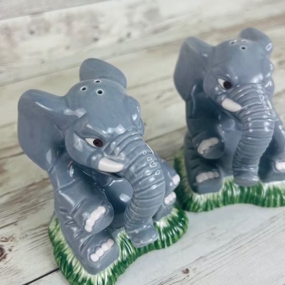 Retro baby elephant salt and pepper shakers/ dining /kitchen decor - Picture 2 of 10